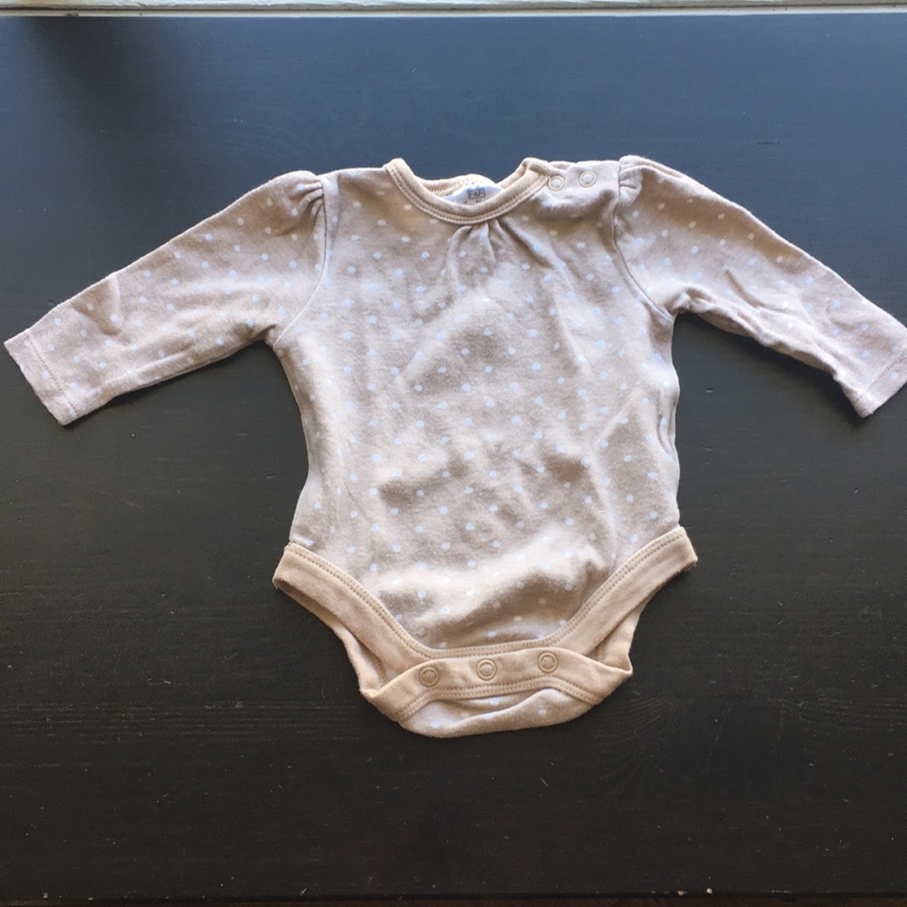🚨4/$15🚨 Newborn Beige and White Polka Dot Onesie